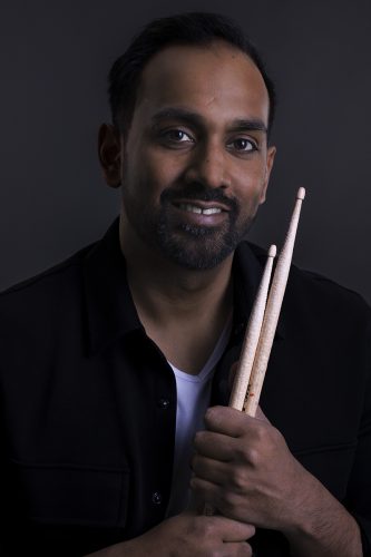 “Tijdens een van m’n eerste gigs met een schoolbandje, was ik op een gegeven moment mijn basgitarist kwijt op het podium. Spoorloos verdwenen, maar ik hoorde de Bas wel. Dat is gek, toch? Tegelijkertijd vond ik dat mijn basdrum steeds doffer begon te klinken. Mmmmh… Wat bleek mijn basgitarist was met zijn hoofd in het gat van mijn basdrum geklommen om de kick beter te horen. Hahahaha dat verzin je gewoon niet!”
Inspiraties – Michael Jackson, Stevie Wonder en Earth, Wind & Fire
Favoriete nummer – I Wish van Stevie Wonder